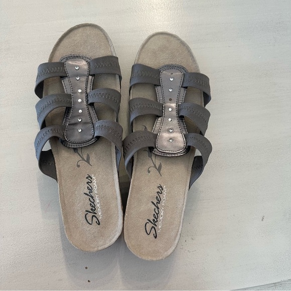 Skechers Memory Foam Women’s Pewter Slip On Textile/Leather Sandals Sz 10 GUC - Picture 2 of 11